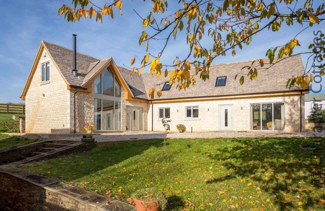 HETTY'S STABLES, family friendly, with open fire in Naunton