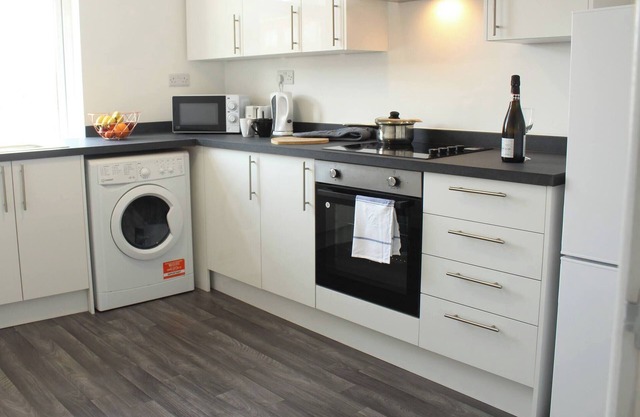 Heywood Haven: Charming 1BR Apt with All Amenities