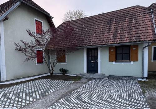 Hiška HOME- TERME ČATEŽ - VKLJUČENE KOPALNE KARTE