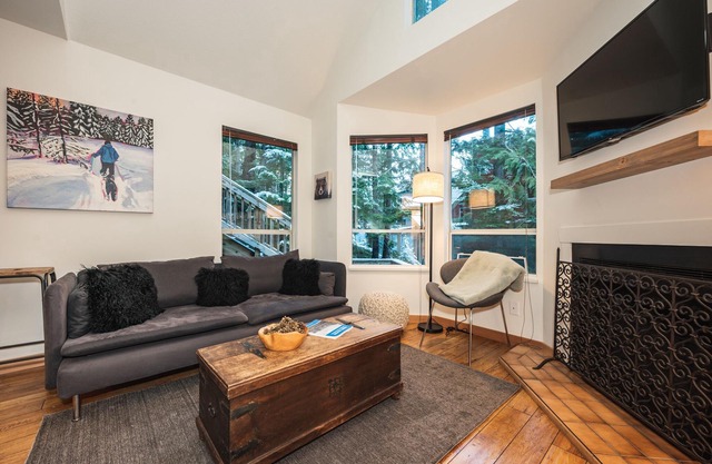 ❄︎Hiatus Suite❄︎ | 1 BR 5 Min Walk to Creekside Gondola | Gorgeous Rustic Chic