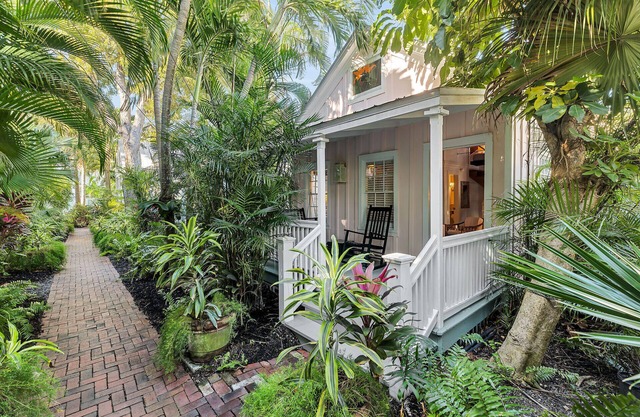 ~Hibiscus Cottage~ Adults Only cottage near Duval with shared pool