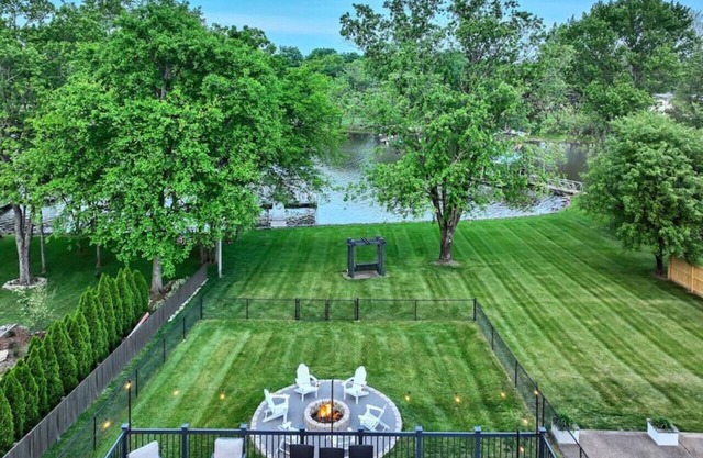 Hickory Dickory Dock - Nashville Lakefront Family Retreat
