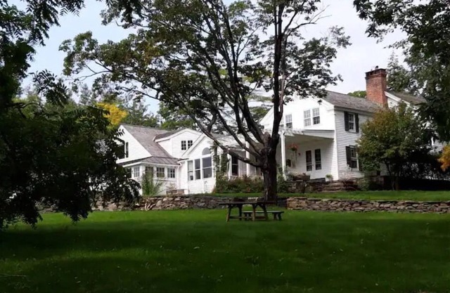 Hickory Hill House: a country retreat, lovely gardens, trails, boats & tennis.
