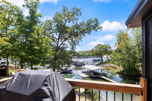 Hidden Cove Oasis, 4BR Lakefront Retreat