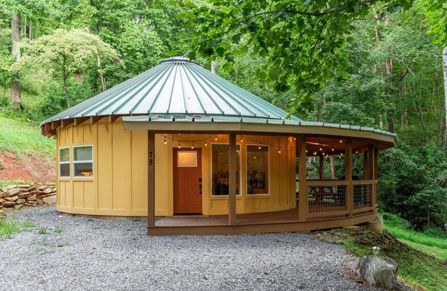 Hidden Falls, Romantic Couples Escape in Western NC Mountains