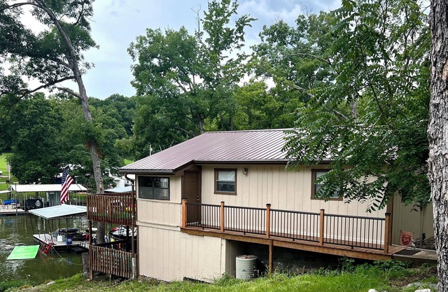 Hidden, family-sized lakefront gem in a quiet cove.