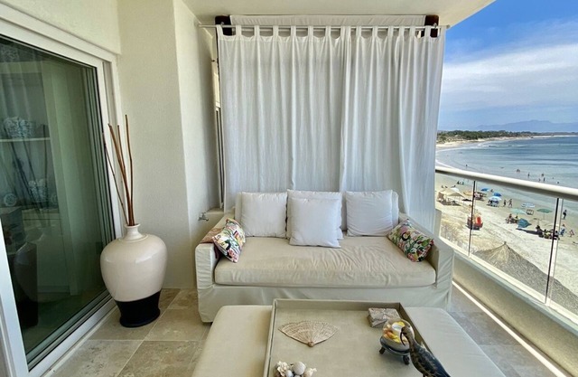 Hidden Gem! 1br1bth Condo Right on the Beach!