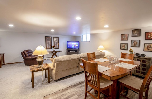 Hidden Gem! Beautiful Lower Level Townhome-1 mile from Lambeau