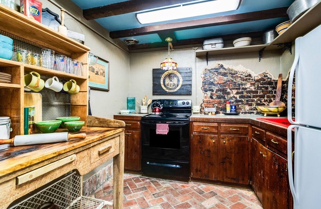 Historic, Real, Old Bank w/ Vault-Turned-Kitchen! --Downtown Scott--