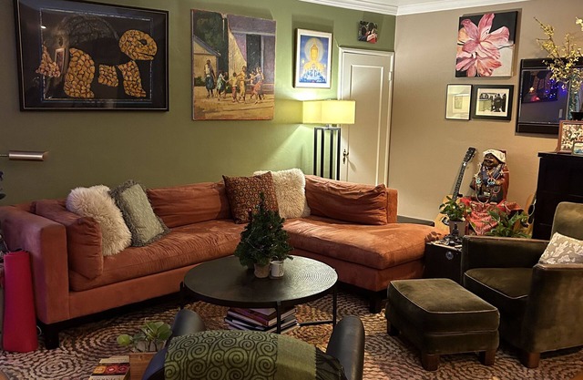 Hidden Gem Cottage in Lush Green Setting Close to Eats, Trails, Village.