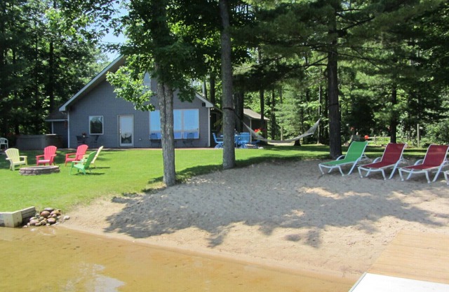 Hidden Gem Cottage am Bass Lake mit Whirlpool - Summer Memories Last Forever :)