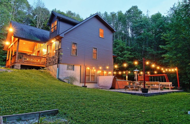 Hidden Gem💎Large Ellicottville Chalet🍁Woods⛷ Hot Tub 🕹️ Arcade Fun 🔥Fire Pit