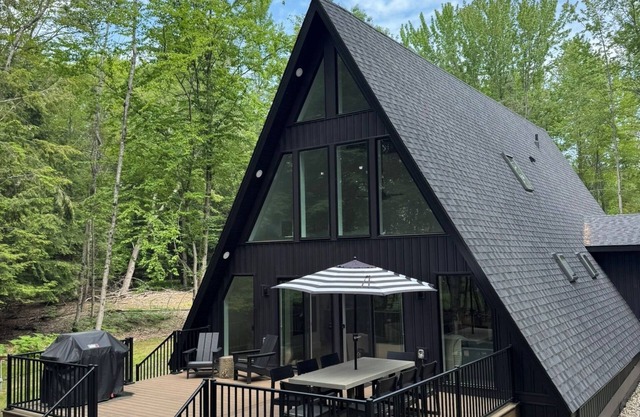 Hidden gem, nestled in the woods on Lake Bellaire.