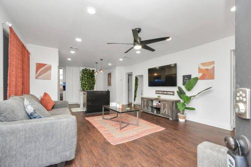 Hidden Gem Safari Home w/Backyard Near Midtown
