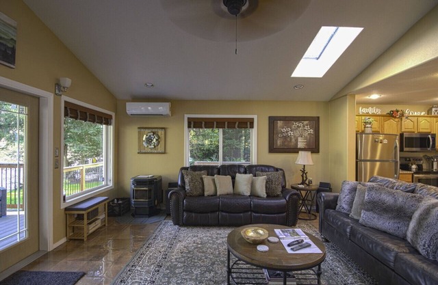 Hidden gem vacation home on Smith River! 15min from Ocean & Redwoods State Park!