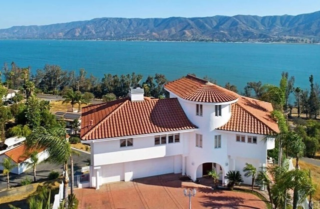 Idyllic Retreat with BREATHTAKING PANORAMIC VIEWS OF LAKE, CITY & MOUNTAINS!!