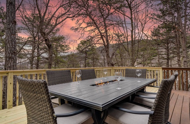 Hidden Haven - Kids friendly home, Great Location, Extended Deck, Outdoor Dining