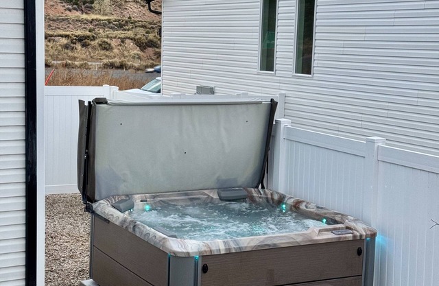 Hidden Haven - Luxury Home with Hot Tub