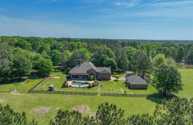 Hidden Haven on 9 acre, pond, barn and more, sleeps 20