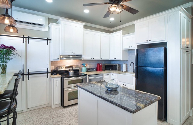 Hidden Hideaway with a View (Close to I-40/City) - Safe & Away from the Hotels