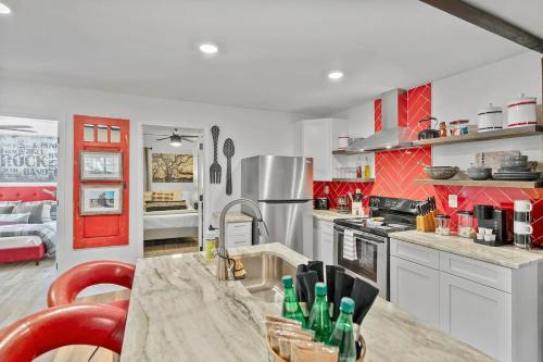 Hidden Lighthouse Bungalow Renovated 2 Beds Dogs Ok