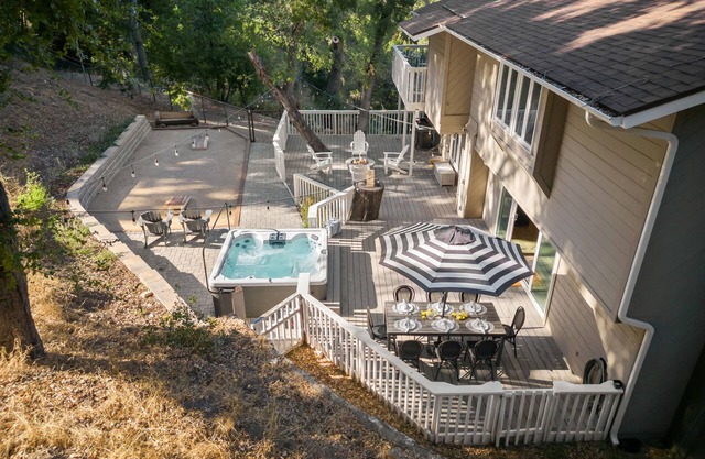Hidden Oaks Farmhouse by AvantStay | Hot Tub, Deck
