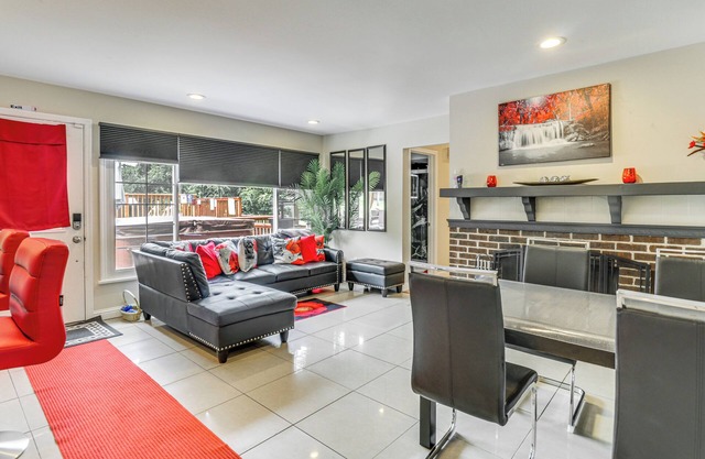 Large Black Jack Home auf 5,3 Hektar mit Pool und Whirlpool!
