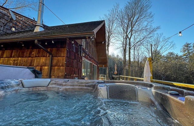 Hidden Pond: 7 Acres w/ Swim Pond—Hot Tub—Creek+