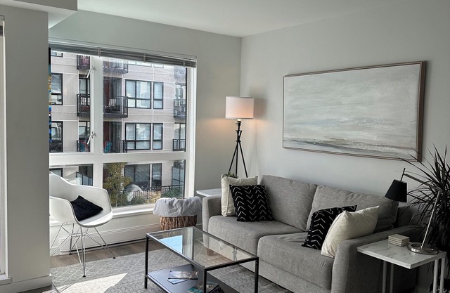 "HIDDEN RETREAT" in the heart of Victoria's Historic Inner Harbour-Chinatown