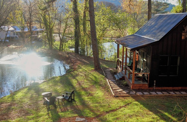 Hidden Springs Cottage, Rome, GA, King Loft Bedroom, Private Lake Access