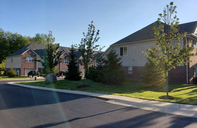 Hidden Tri-level Jewel Townhouse 3 min from Patridge Creek Mall