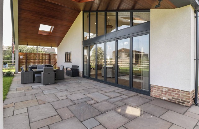 HIDDEN WELL, family friendly, luxury holiday cottage in Aust