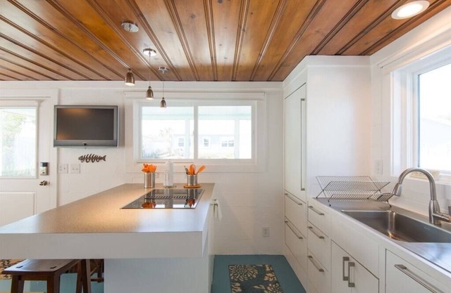 Hideaway Cottage - Fabulous completely renovated, private cottage tucked away