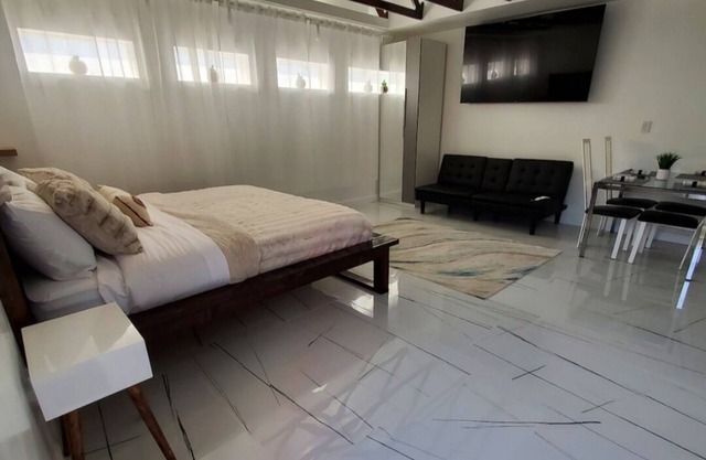 Hideaway Haven: Cozy studio with WiFi, AC in charming Largo