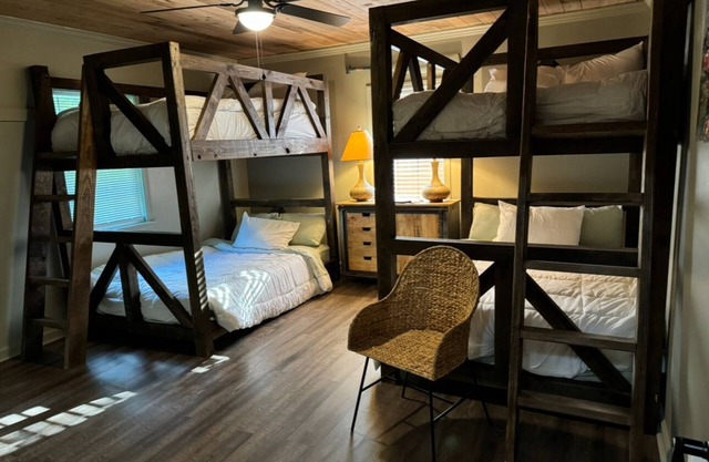 Hideaway lake house! New! So cute! - Pet friendly!