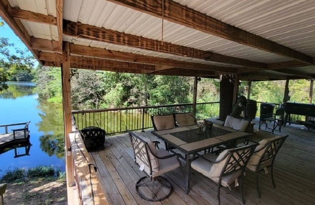 Hideaway Lakes: Near Lake Fork, Fishing, Pool Table, BBQ, Lake View!!!