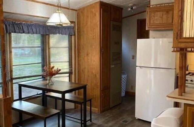 Hideaway!! less than a mile to the acres