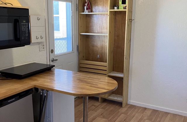 Hideaway loft apartment on quiet street with great conveniences. n