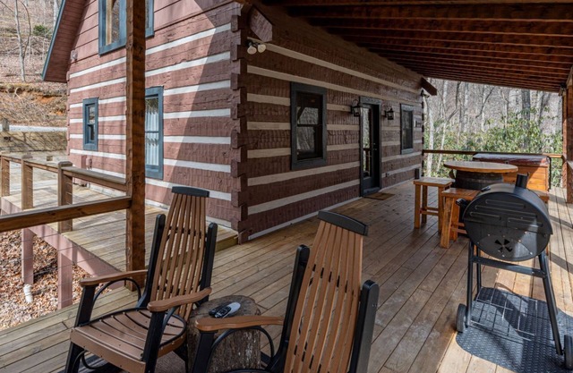 Hideaway-Pet Friendly, Luxury Cabin Rental, Private Deck on Creek, Hot Tub, Fireplace, Fishing, Waterfalls, Rafting-Nantahala NC.