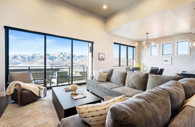Hideout Haven: Luxe Retreat w/ Lake View & Hot Tub