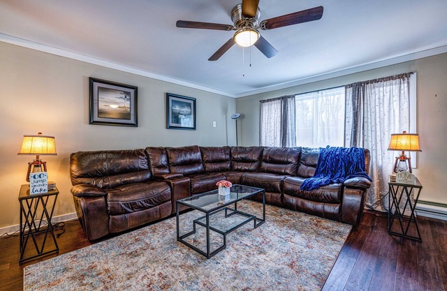 "Hideout Haven" w/ AC, firepit, Game Room, Roku TVs , indoor recreation center