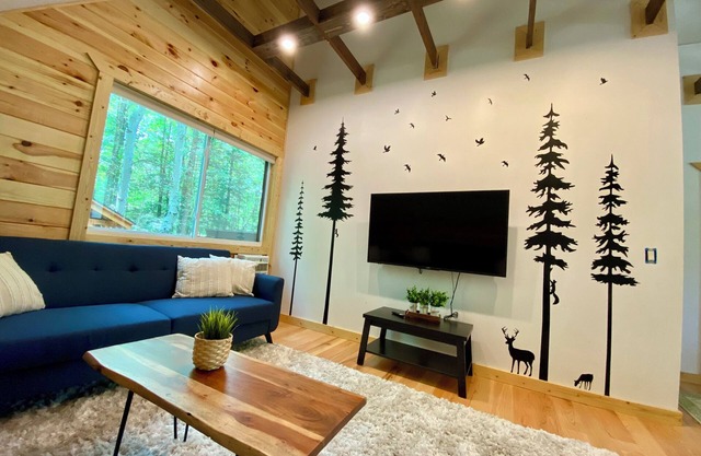 Hideout Home With 2 Minutes To Pool/ Beach and Ski Lift