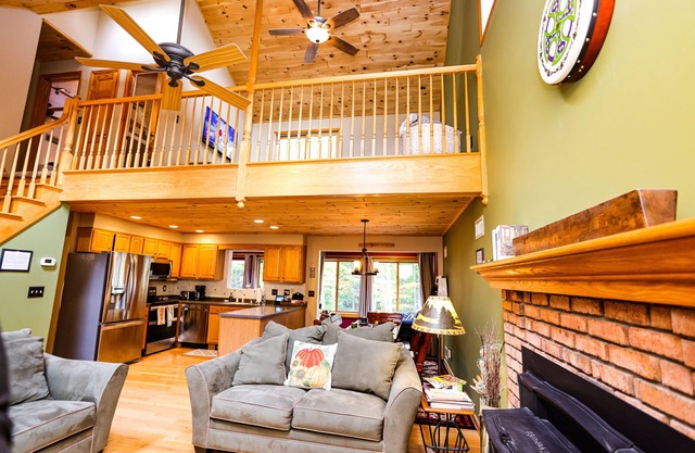 Hideout- Spacious Pet Friendly Home ready!!
