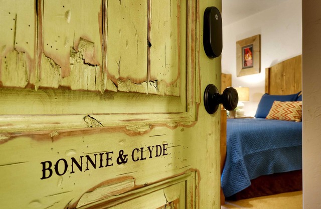 Hideout @ the Rim - Bonnie & Clyde Suite