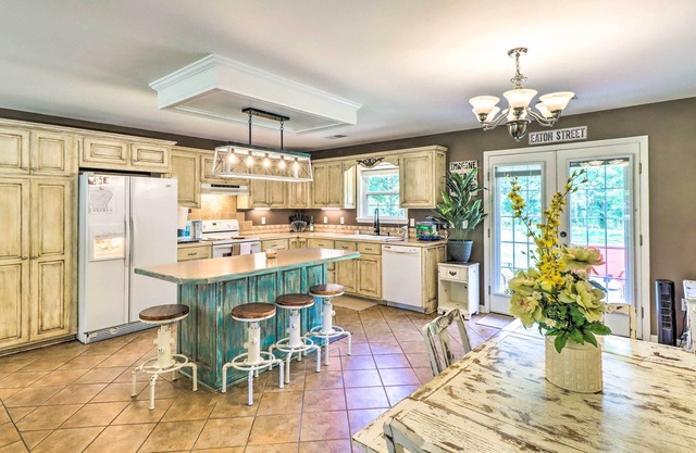 Higden Home w/ Furnished Porch, Spacious Yard