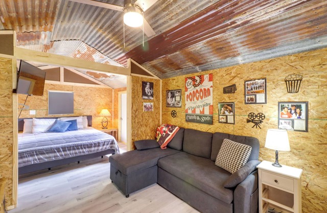 Higden Studio w/ Private Deck < 1 Mi to Lake!