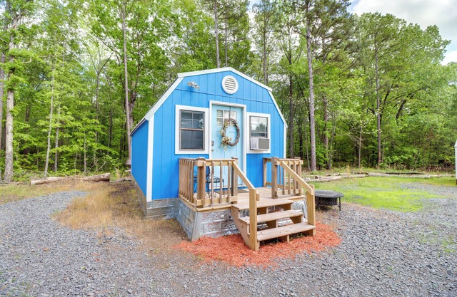 Higden Studio w/ Shared Patio, Yard Games, Grills!