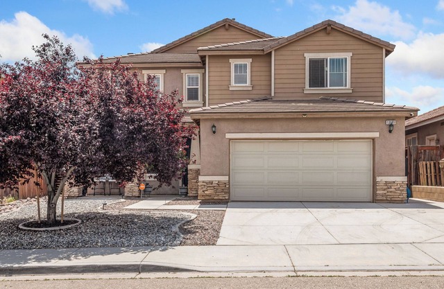 High Desert Cozy Nest! Big & Cozy Desert Getaway/4BR 3BA Hot Tub&Fire Pit