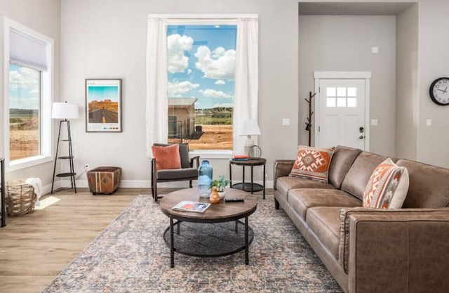High Desert lux w/pool, pickleball, playground & fire pit