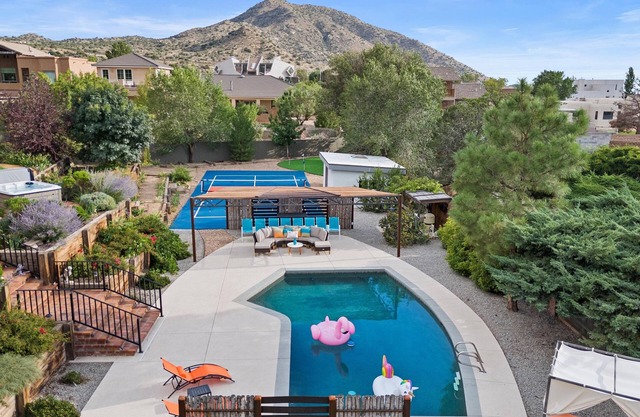 High Desert Oasis- 5 Bedroom, Pool, Hotub, Pickleball, Gym, Game Room, Putt Putt